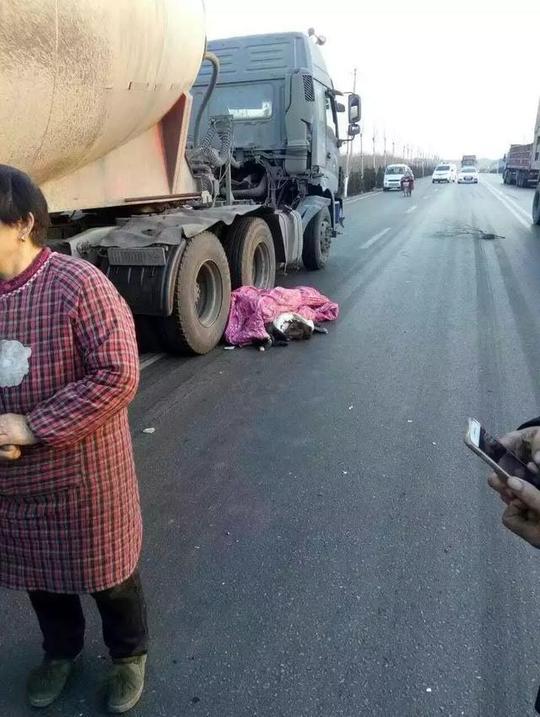 吓人:今日安姚公路发生交通事故,一人位于车轮下.