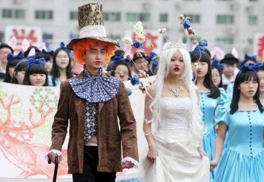 组图:疯狂的校运会成创意秀打到高考口号赫然醒目