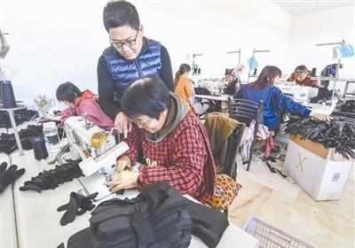 近日,饶阳县北岐河村扶贫创业基地手套加工厂技术管理人员在指导工
