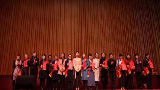 人,坚定信念,勇立潮头,创业创新,岗位建功,在新征程中续写半边天的