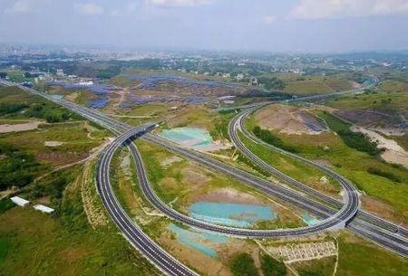 接济广高速公路平远至兴宁段与梅河高速公路相交,经五华县水寨、横