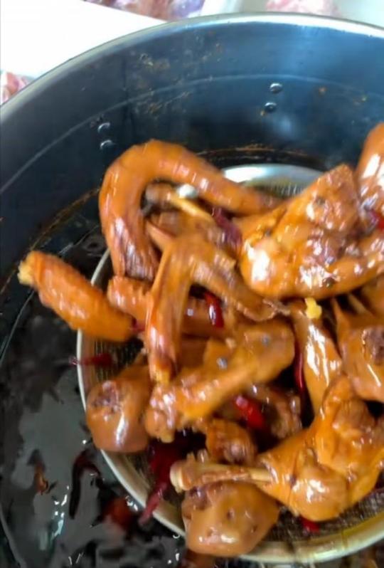 武汉麻辣鸭货不一般的味道，这生意不火爆都难，继续分享给大家。