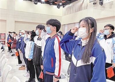 <p>12月13日，宁夏职业技术学院举行“勿忘国殇吾辈自强”国家公祭日主题教育活动。活动中，师生共同观看了沉浸式创意短视频《穿越84年时空的对话》，随后集体郑重宣誓:“要以史为鉴，维护正义，珍惜和平，反对战争，