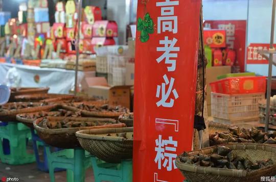 成都粽子商家推高考必“粽”引家长抢购生意火爆