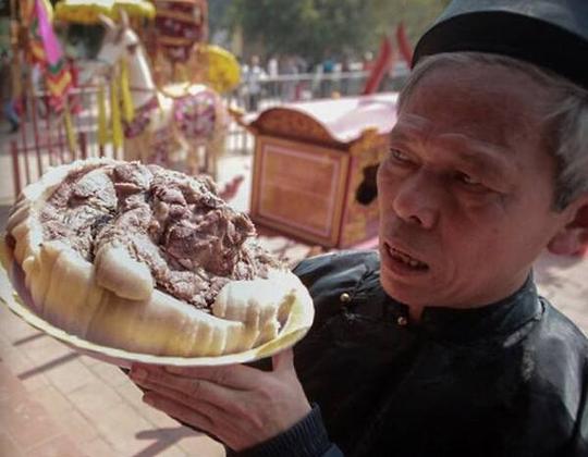 越南春节习俗惊人,大刀劈活猪,猪肉用来祭祀食用