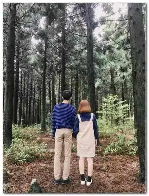 双人背影两人背对着镜头来个牵手照吧,就算是素颜不露脸,照片里所
