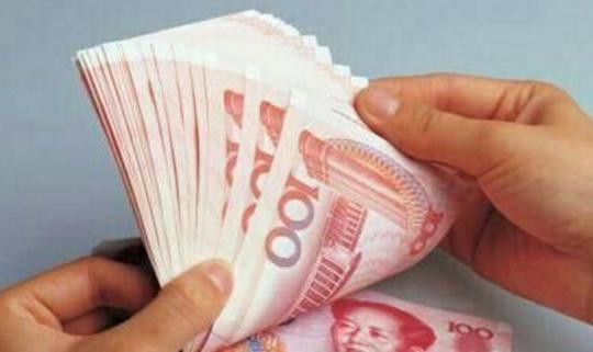 生意被骗他发不出工人工钱员工们的话语让他泪流不止