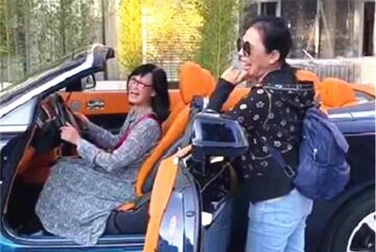 600万劳斯莱斯停路边,几个大妈上前拍照,车主:我以为被盯上了