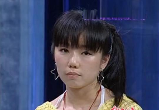 20岁少女爱上街头卖艺的老头并怀孕,妈妈崩溃,真相却让人落泪