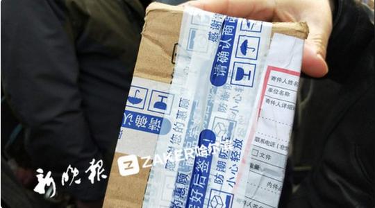 哈尔滨早市一快递员卖"过期邮件"别上当这是骗术