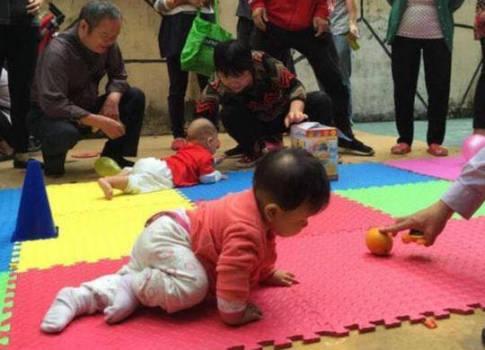 小孩子怎么学爬