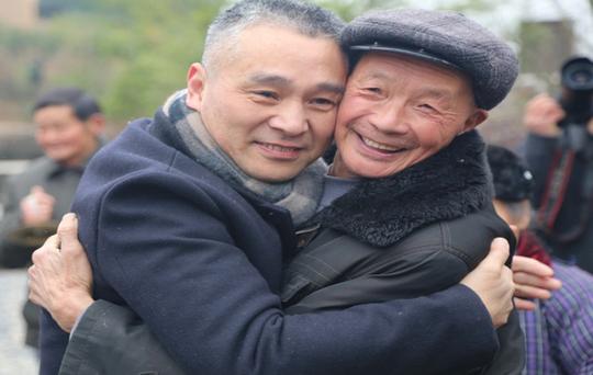 另一边发动村民创办民宿,农家乐,带领村民创业致富.