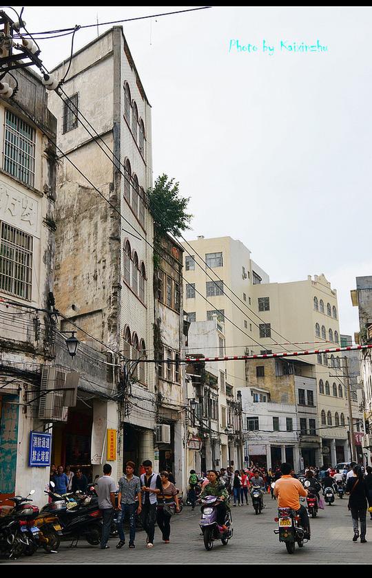 摩托车不时地从身边驶过,骑楼老街很多都是店铺,各种生意都有,叫卖声