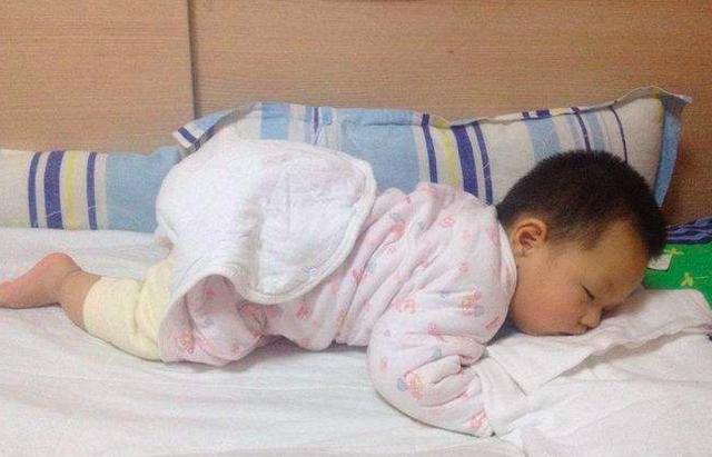 为什么宝宝喜欢趴着睡觉呢?