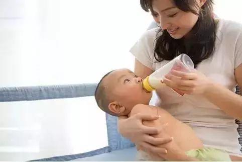 宝宝没吃饱有什么表现
