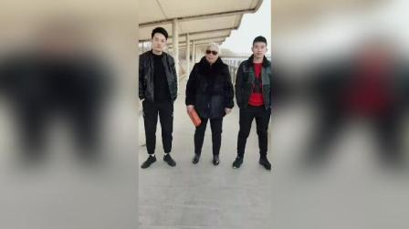 白发老奶奶模仿张嘉译社会步,这牌面太牛了