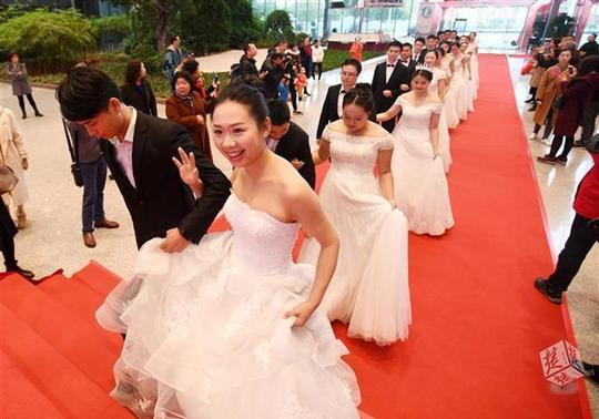百万大学生留汉就业创业,15对扎根武汉新人集体婚礼昨