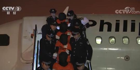 骗子，警察请你坐包机!警方押解301名嫌疑人回国，还查获骗术心得