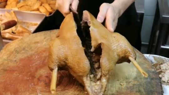 香港街头美食:卤水店正宗卤水狮头鹅老板你这么会做生意，你想不发财都难啊