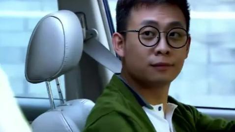 弟弟找老姐借钱，没对到对方一眼看出老弟不对劲