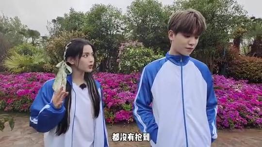 黄明昊、杨超越戏精附体，搞笑版《夏洛特烦恼》
