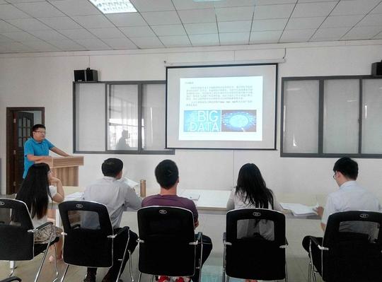 校园科技创业基地组织开展项目诊断会