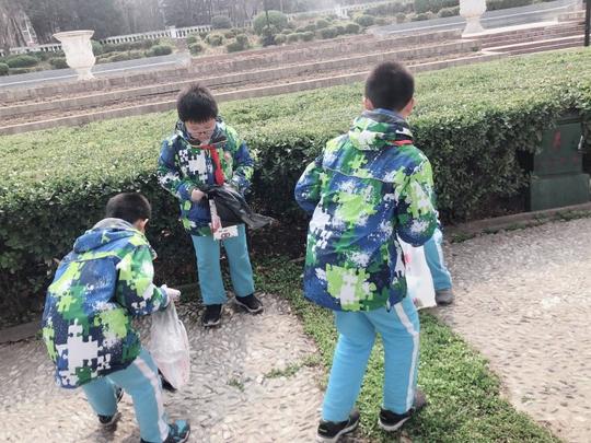 艰苦奋斗,勤俭节约的创业精神;爱岗敬业,把工作岗位作为实现人生价值