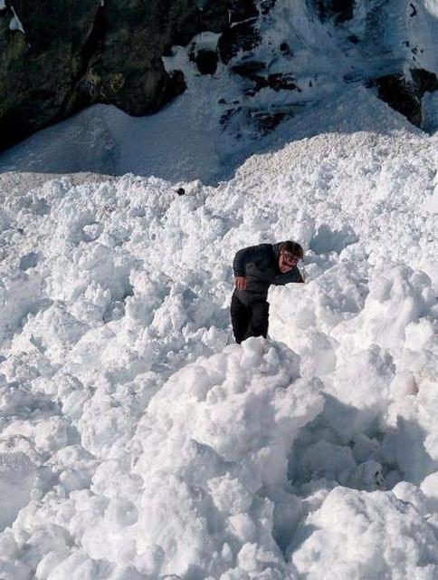 男孩滑雪遭遇雪崩