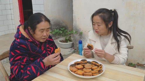 农村爸妈忙着种菜，闺女做了零食加加餐，妈妈很喜欢吃个不停