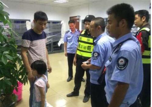 小张通过pda很快查找到父亲赖荣华的人口信息,得知其住在松元围居民