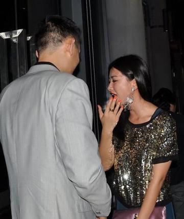 朱珠国外留学派对抽烟表情照片