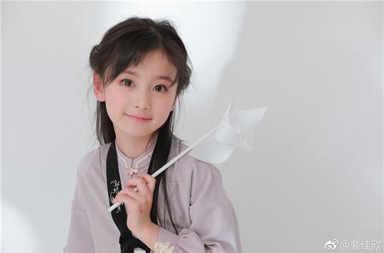 被称小杨幂9岁网红,原替代小山竹参加《爸爸5》,抖音第一小女神