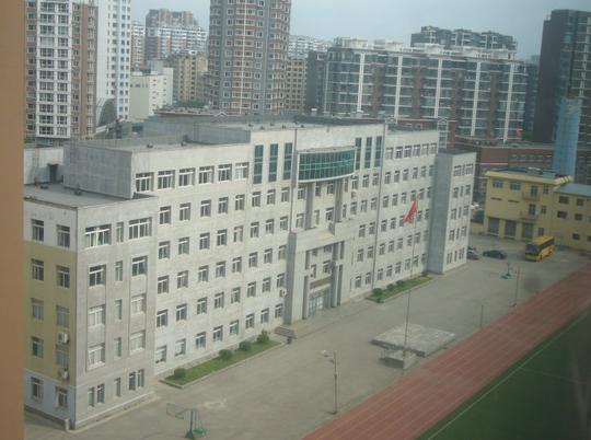 开车驶入新的国道进入丹东市区,来到看得见"鸭绿江断桥"的江边开发区"
