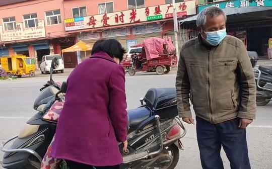 农民鲁智深镇上叫包子卖葱，让老提辖做生意灵活点，老提辖:你能你卖去吧