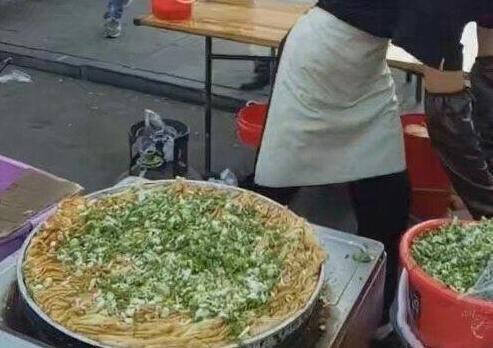 舅舅摆起了地摊，生意火爆，做的波浪饼，一天能赚300来块