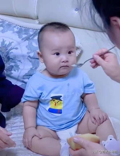 宝宝的第一口奶是母乳还是奶粉