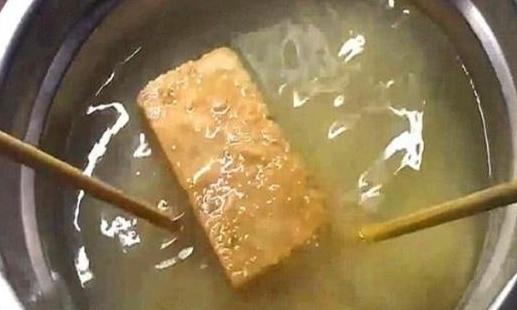 军用压缩饼干真的抗饿?军迷放在开水中煮30分钟,终于得到答案!