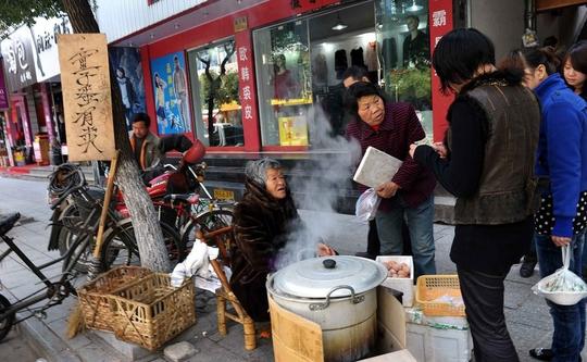 在一处卖童子蛋的小贩这里,周围有许多人围观,看来生意还不错.