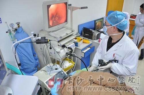 医生在为患者做胃镜检查2_副本.jpg
