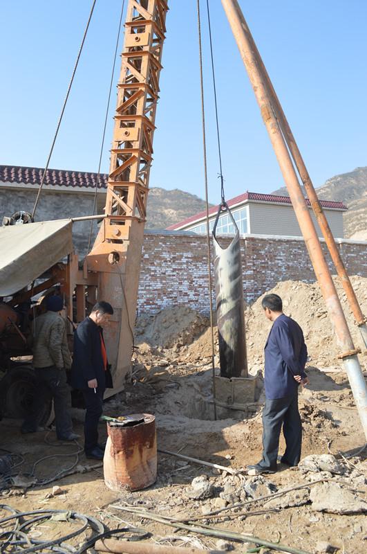 今年投资了12万元,为丰富村民业余生活而修建的灯光球场:每到夏天