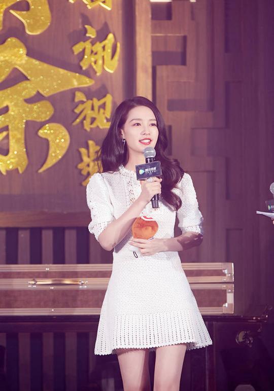 李沁也要给自己的腿买保险?双腿自带"丝袜"特效,完胜女神莫文蔚