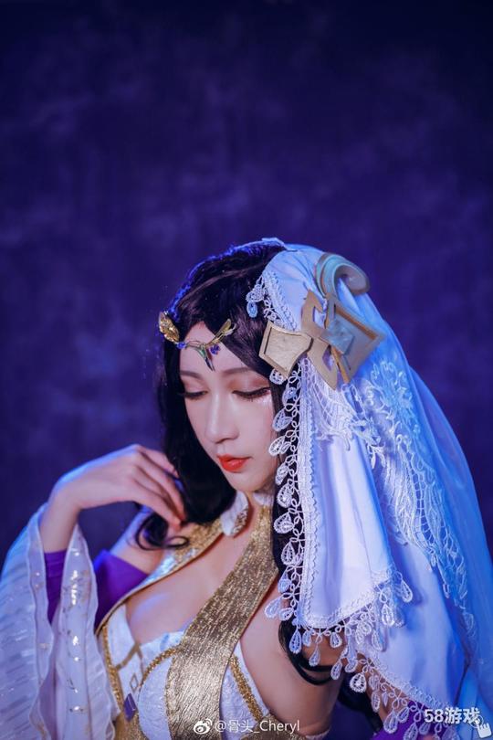 来自国内知名coser@骨头_cheryl演绎的《王者荣耀》异域舞娘貂蝉.