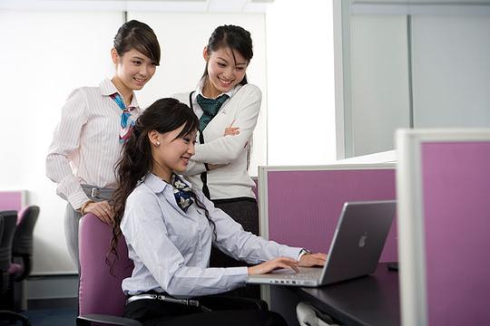 办公室内的女职员_图片大全—全景创意图库（quanjing.com）中国领先的正版图片视频素材网站