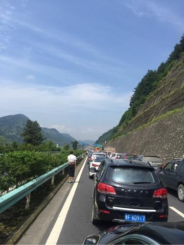 高速上堵车