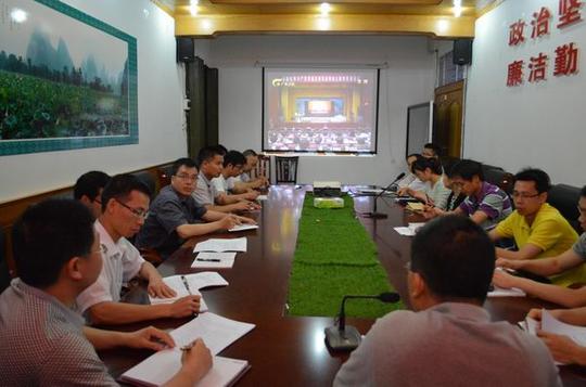 的实况录像,认真学习吴天来同志的先进事迹和干事创业精神.