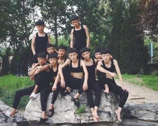 快手社会摇网红重出江湖，视频刚发出去就被删除，网友:看吐了!