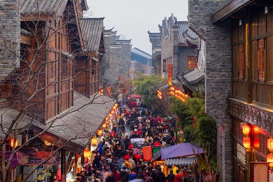 新年春节庙会上熙熙攘攘的人群