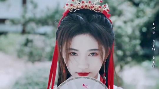 被鞠婧祎的“红衣雪文曦”惊艳到
