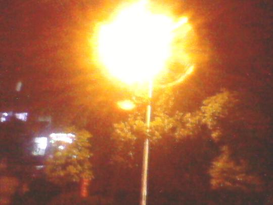 下雨天的夜,路灯泛黄,街上人很少,夏日的夜凉凉的.勾起了某些往事.