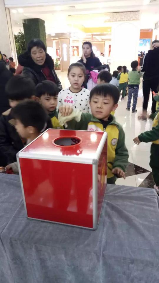幼儿园小朋友来北国摆摊做生意啦!